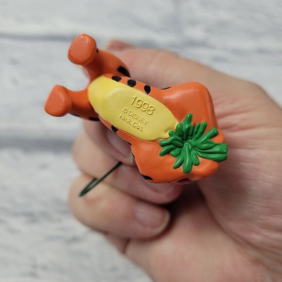 Hallmark Keepsake Disney 1998 Tigger in the Garden Winnie the Pooh Mini Ornament - Picture 4 of 9